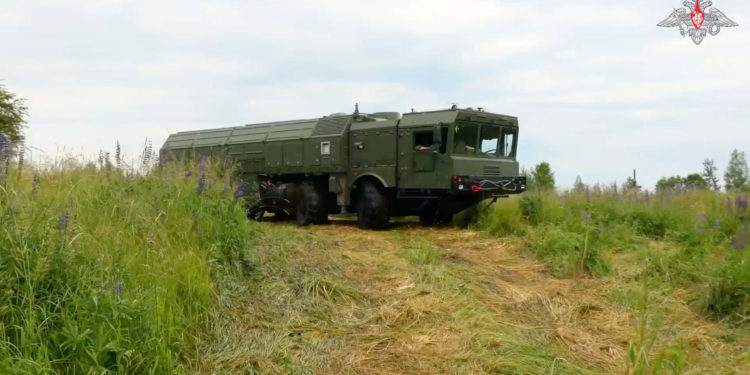  Ρωσία: Κάνει «πρόβες» παράδοσης τακτικών πυρηνικών όπλων με εικονικές κεφαλές στα σύνορα με την Ουκρανία.